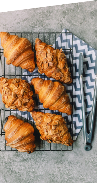 image petit déjeuner avec croissants