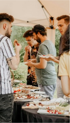 groupe autour d'un buffet